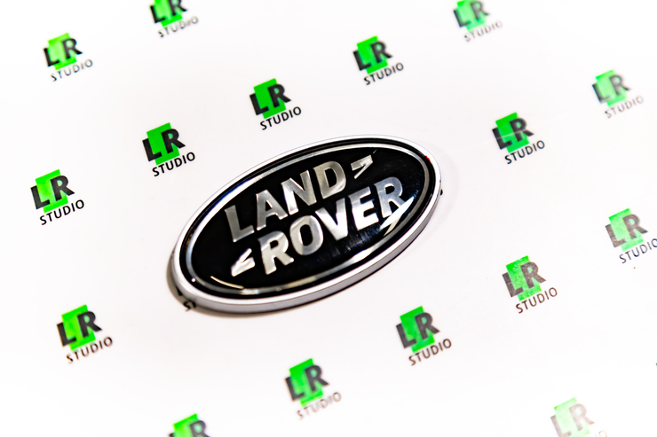 Эмблема Land Rover на стойку Freelander 2, черная с серым