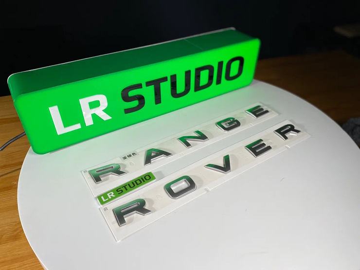 Буквы Range Rover Sport L461 серые глянцевые на капот 2023+