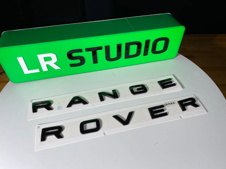 Буквы Range Rover L460 черные глянцевые на капот 2022+